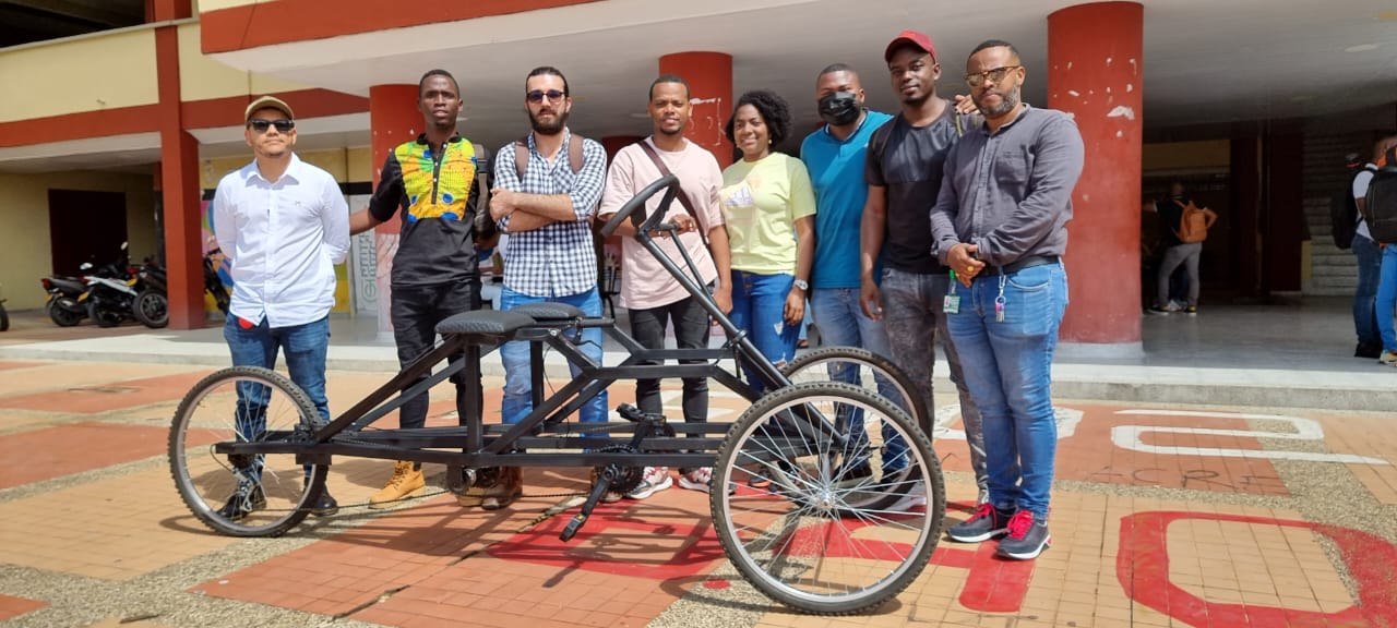Estudiantes de Arquitectura de la UTCH diseña prototipo de vehículo urbano para movilidad sostenible.
